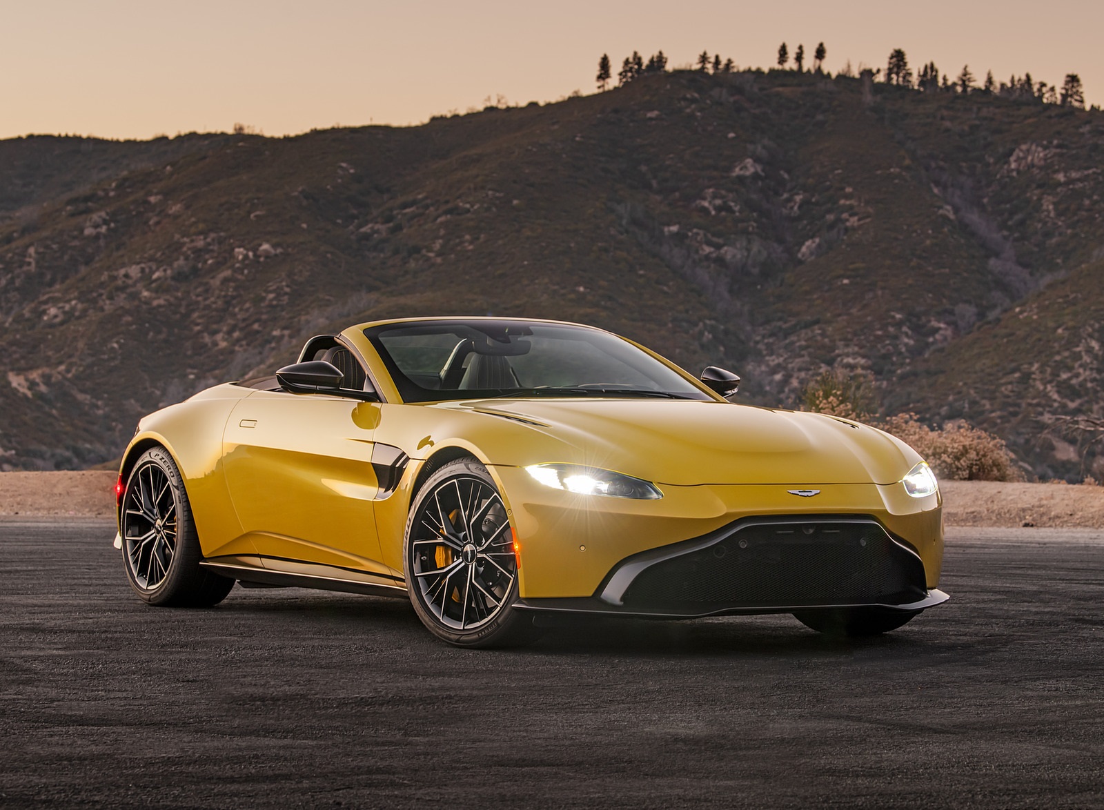2021 Aston Martin Vantage Roadster (Color: Yellow Tang; US-Spec) Front Three-Quarter Wallpapers #141 of 175