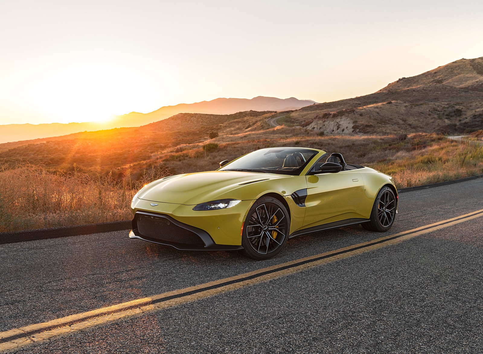 2021 Aston Martin Vantage Roadster (Color: Yellow Tang; US-Spec) Front Three-Quarter Wallpapers #134 of 175