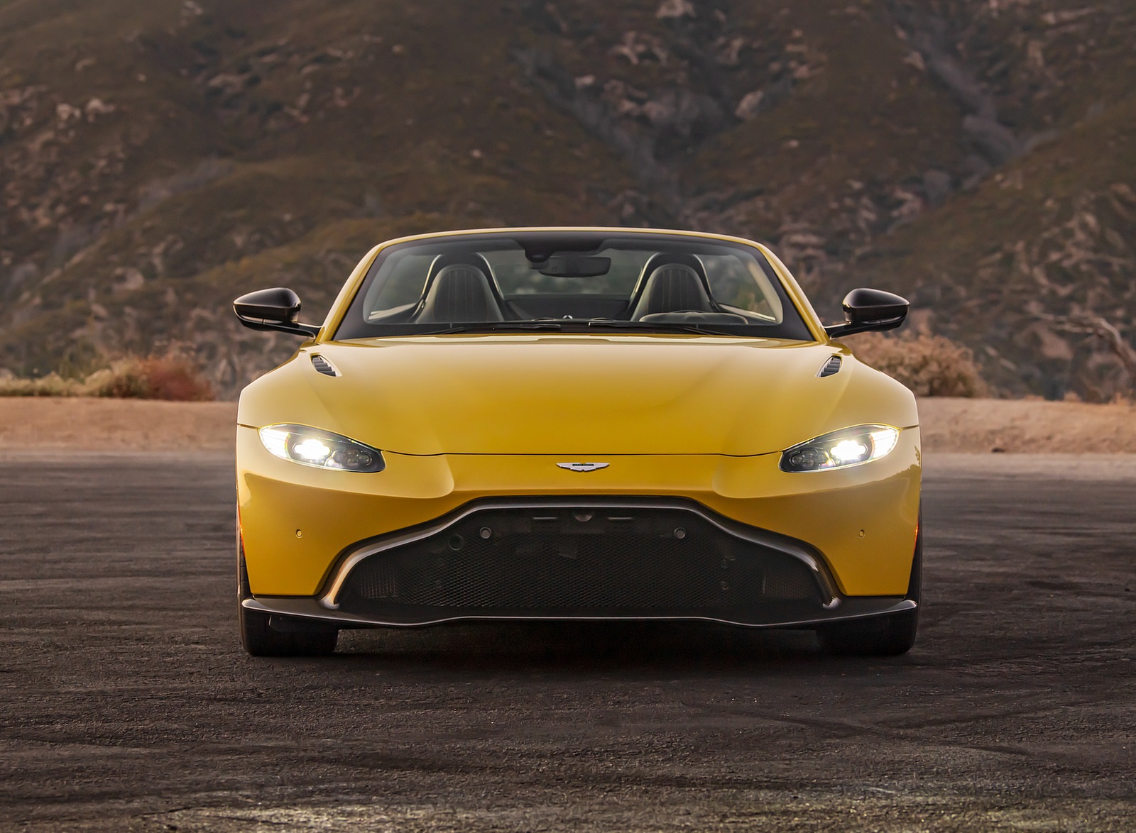 2021 Aston Martin Vantage Roadster (Color: Yellow Tang; US-Spec) Front Wallpapers #142 of 175