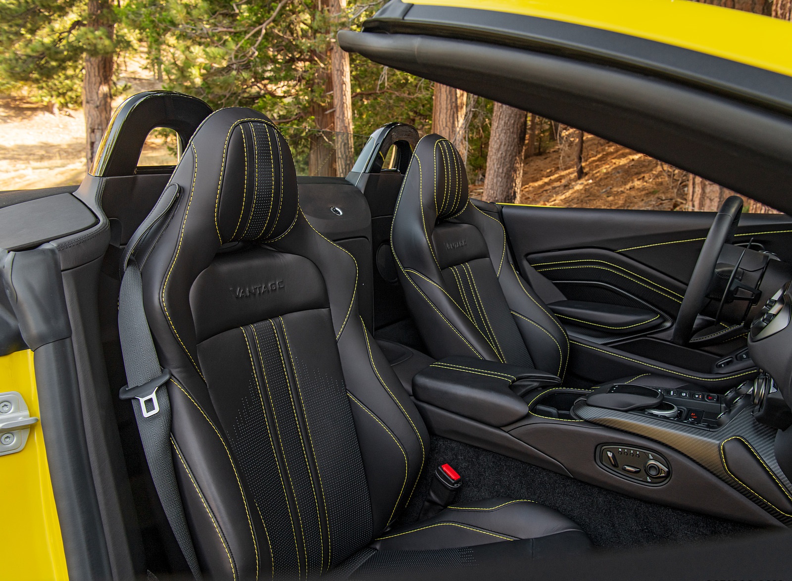 2021 Aston Martin Vantage Roadster (Color: Yellow Tang; US-Spec) Interior Seats Wallpapers #154 of 175
