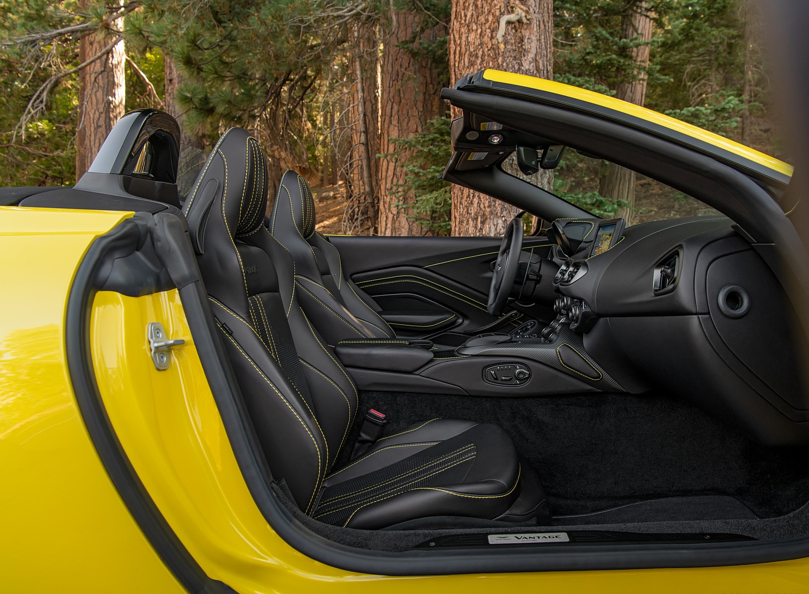 2021 Aston Martin Vantage Roadster (Color: Yellow Tang; US-Spec) Interior Wallpapers #156 of 175