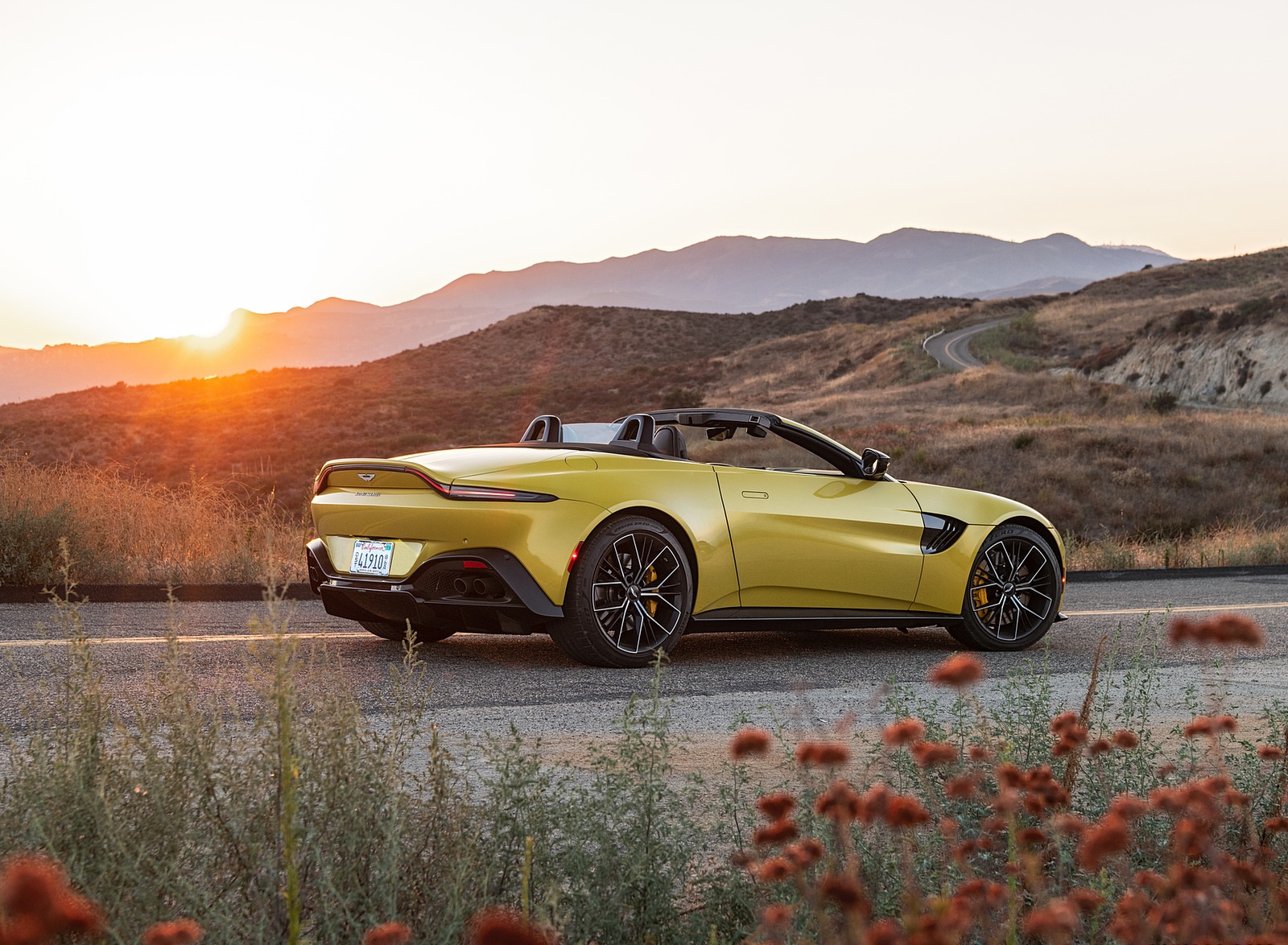2021 Aston Martin Vantage Roadster (Color: Yellow Tang; US-Spec) Rear Three-Quarter Wallpapers  #145 of 175