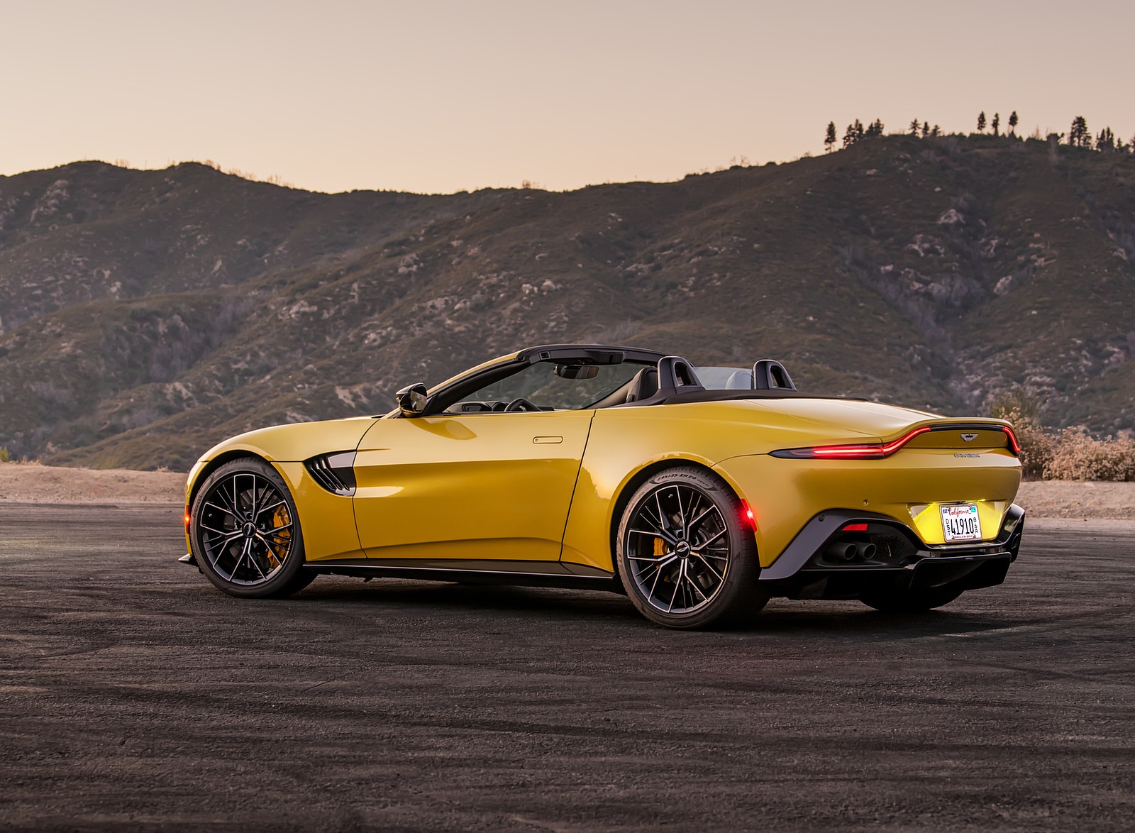2021 Aston Martin Vantage Roadster (Color: Yellow Tang; US-Spec) Rear Three-Quarter Wallpapers #146 of 175