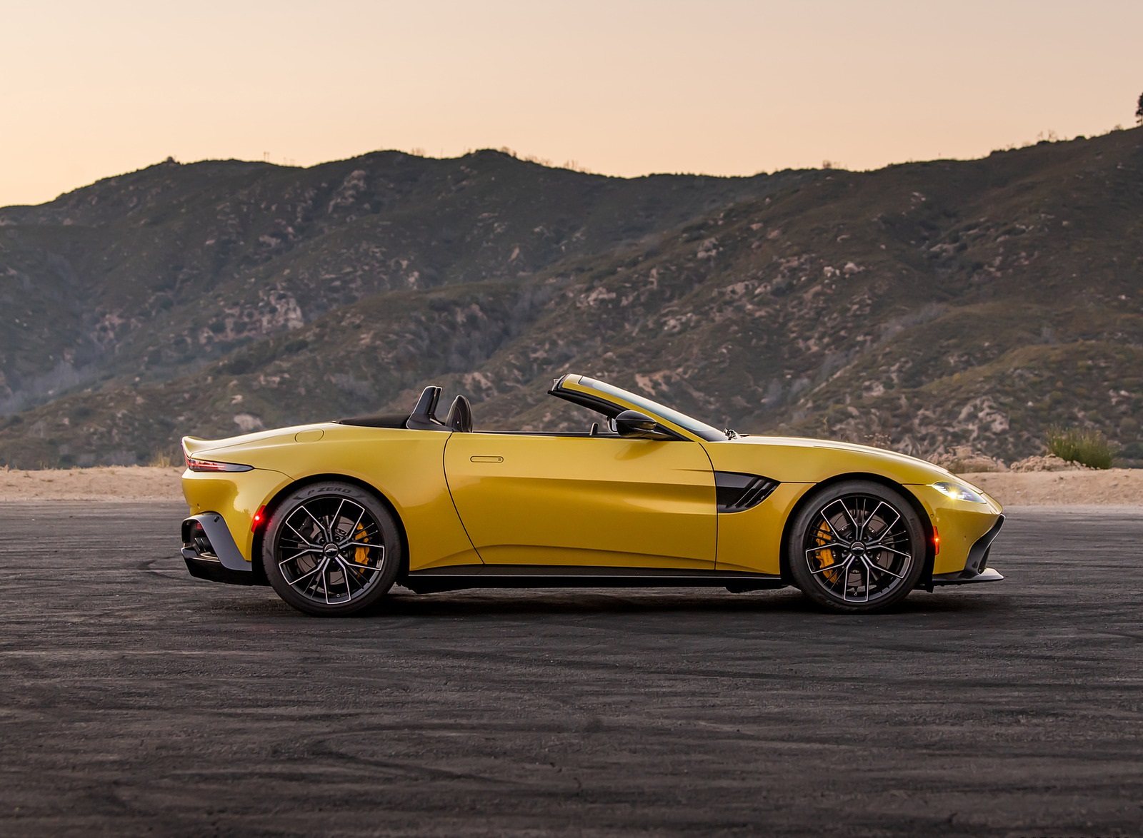 2021 Aston Martin Vantage Roadster (Color: Yellow Tang; US-Spec) Side Wallpapers #147 of 175