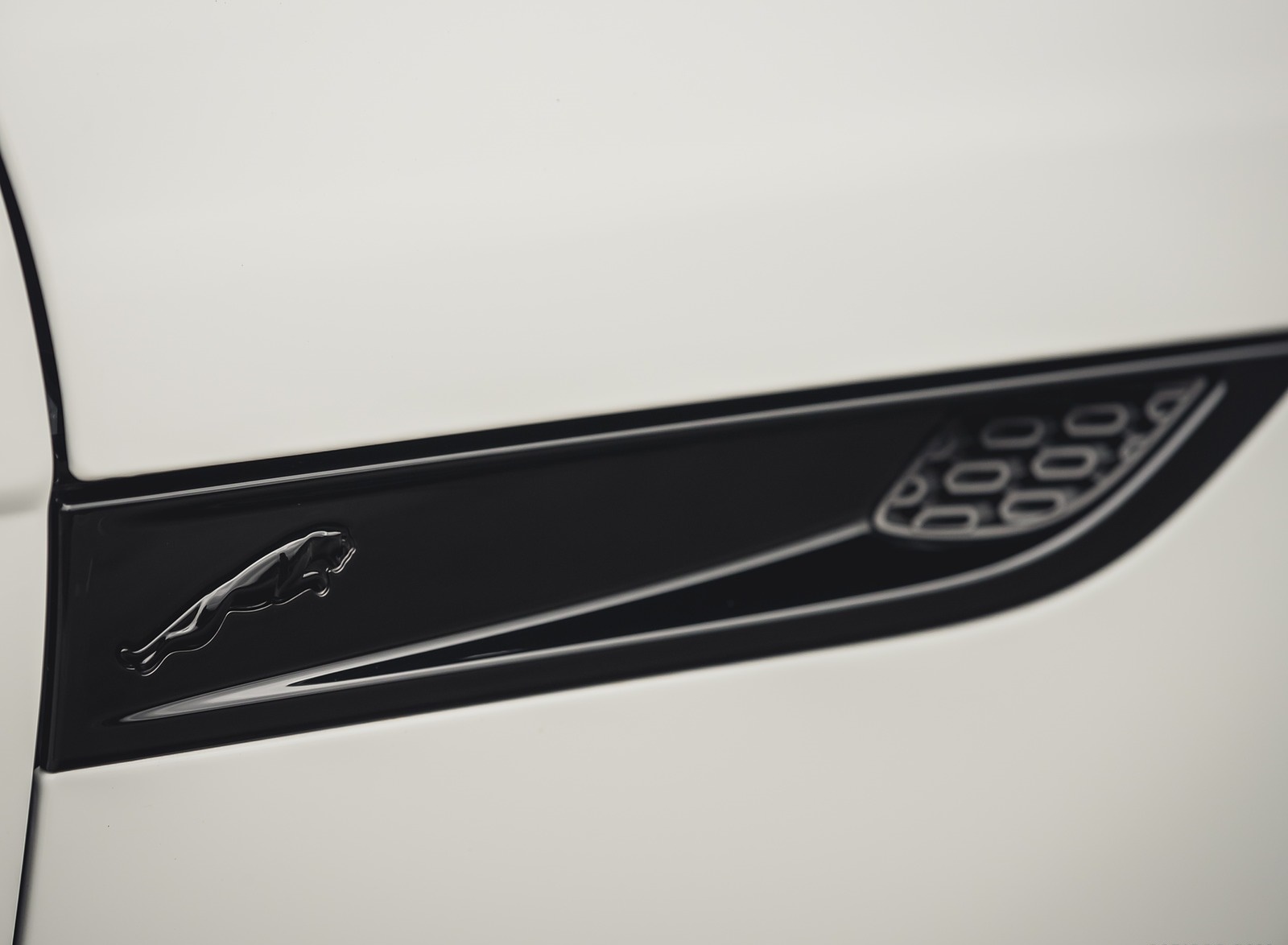 2021 Jaguar F-TYPE R-Dynamic P450 Convertible RWD (Color: Fuji White) Detail Wallpapers #22 of 30
