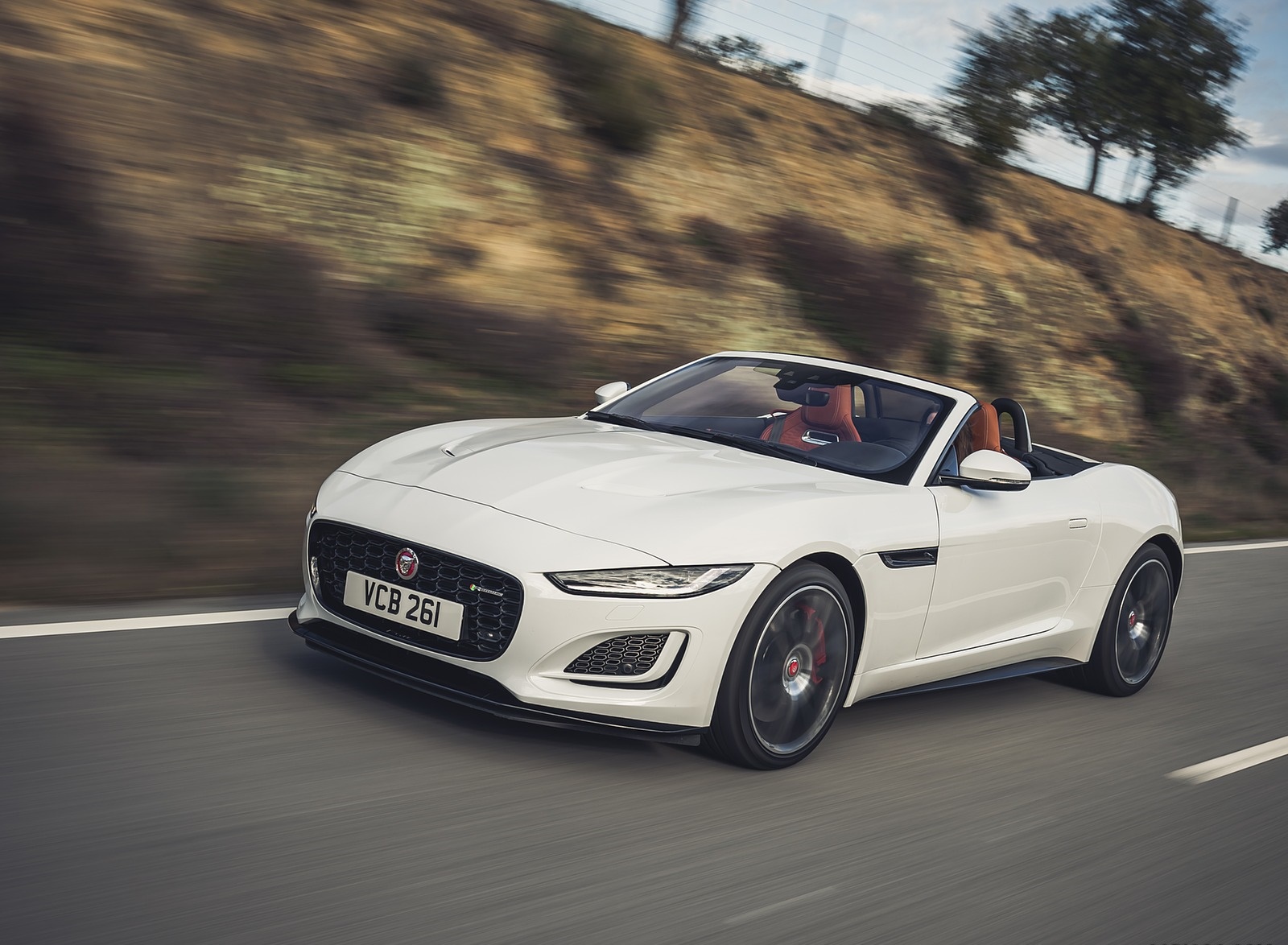 2021 Jaguar F-TYPE R-Dynamic P450 Convertible RWD (Color: Fuji White) Front Three-Quarter Wallpapers #7 of 30