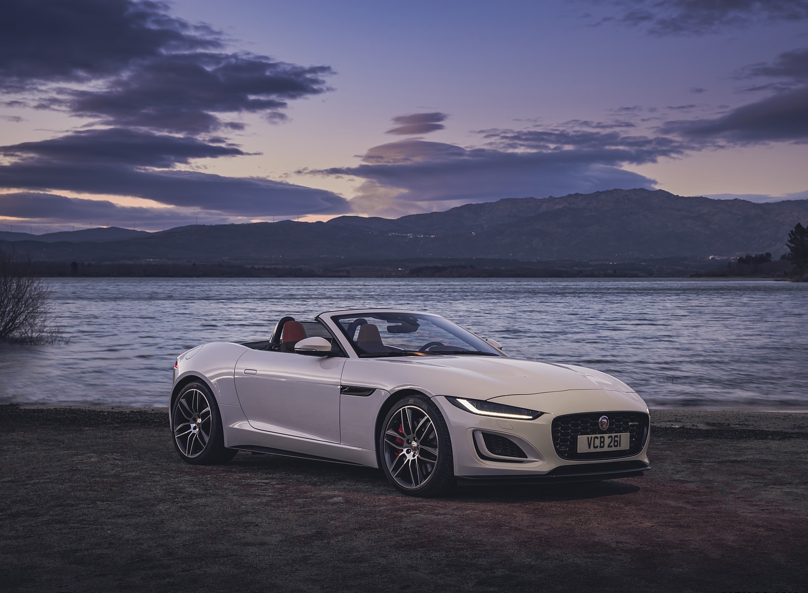 2021 Jaguar F-TYPE R-Dynamic P450 Convertible RWD (Color: Fuji White) Front Three-Quarter Wallpapers #18 of 30
