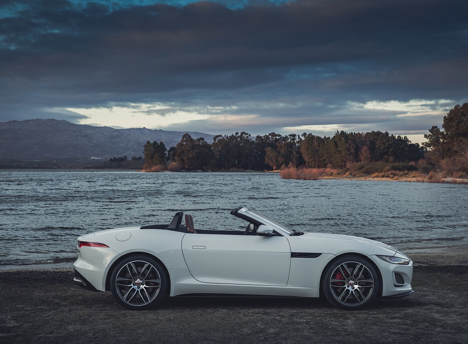 2021 Jaguar F-TYPE R-Dynamic P450 Convertible RWD (Color: Fuji White) Side Wallpapers #19 of 30