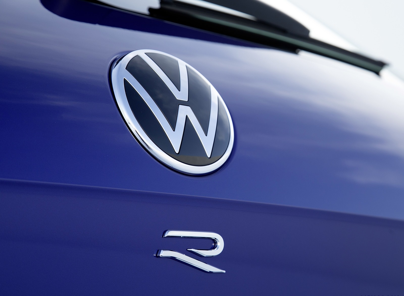 2021 Volkswagen Touareg R Plug-In Hybrid Badge Wallpapers #40 of 90