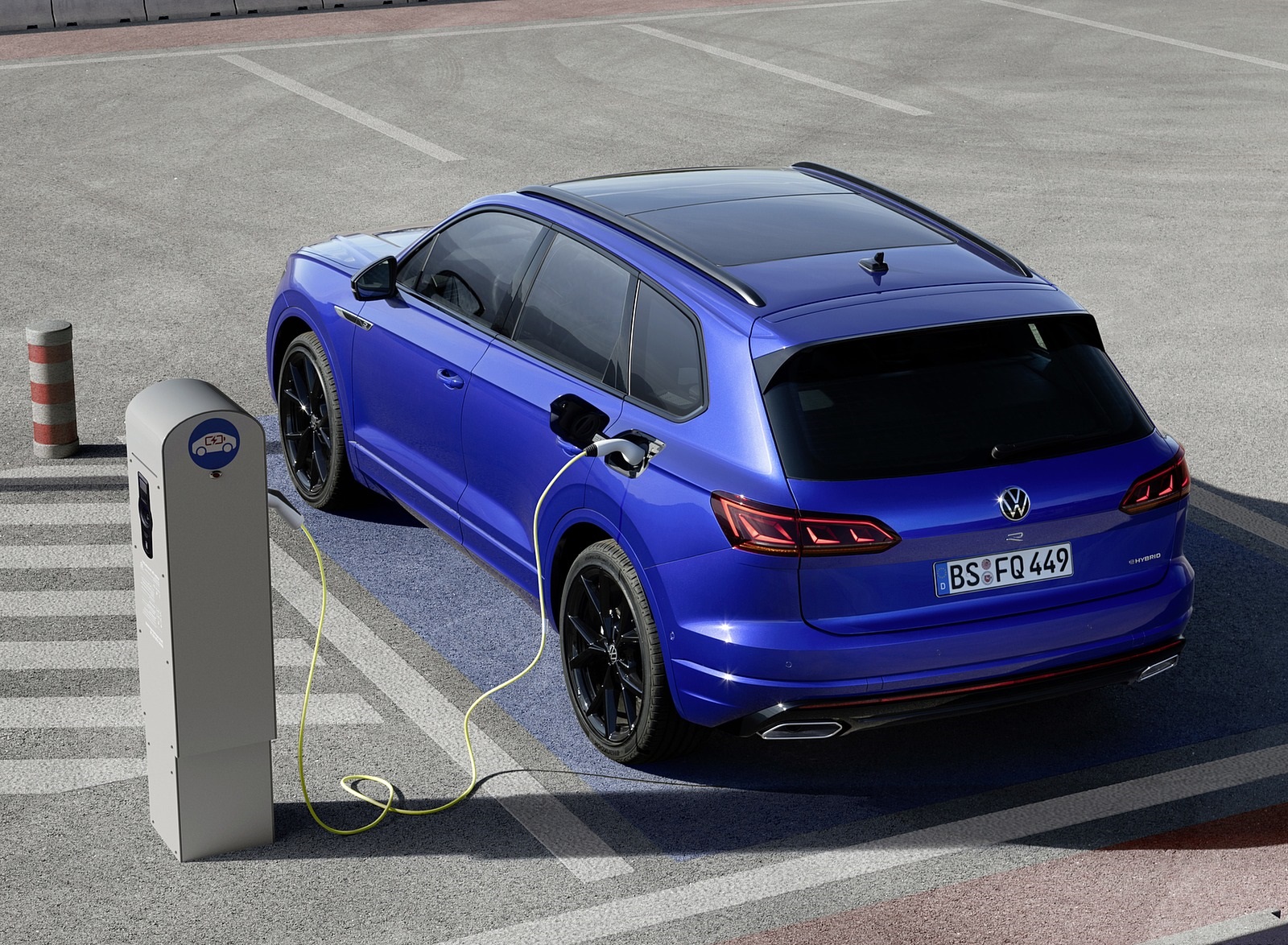 2021 Volkswagen Touareg R Plug-In Hybrid Charging Wallpapers #16 of 90