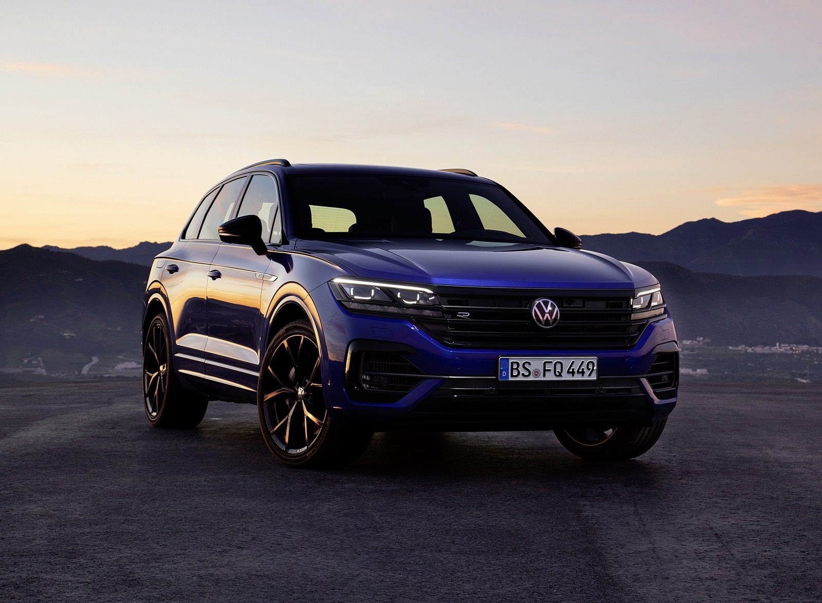 2021 Volkswagen Touareg R Plug-In Hybrid Front Three-Quarter Wallpapers #25 of 90
