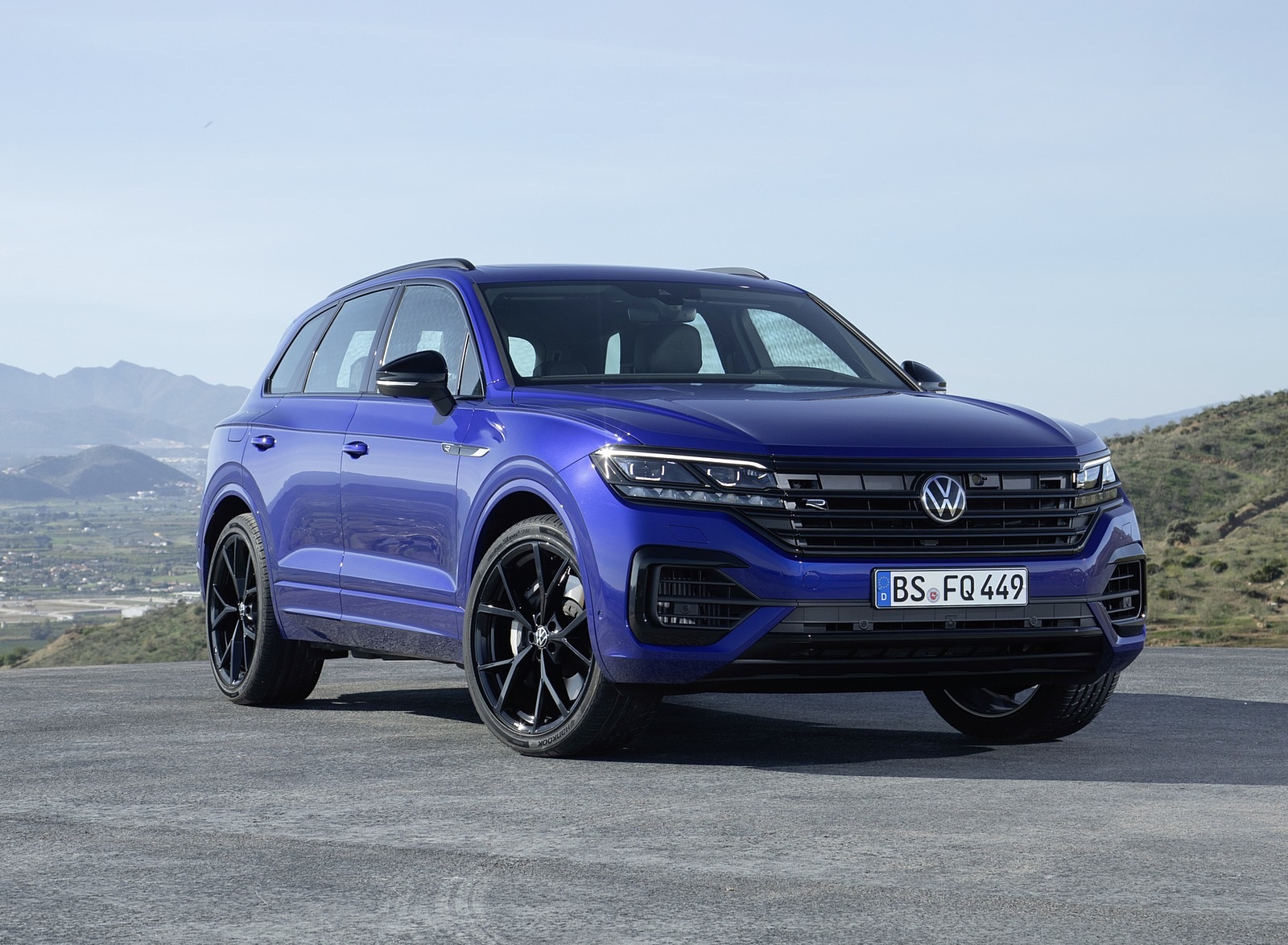 2021 Volkswagen Touareg R Plug-In Hybrid Front Three-Quarter Wallpapers #17 of 90