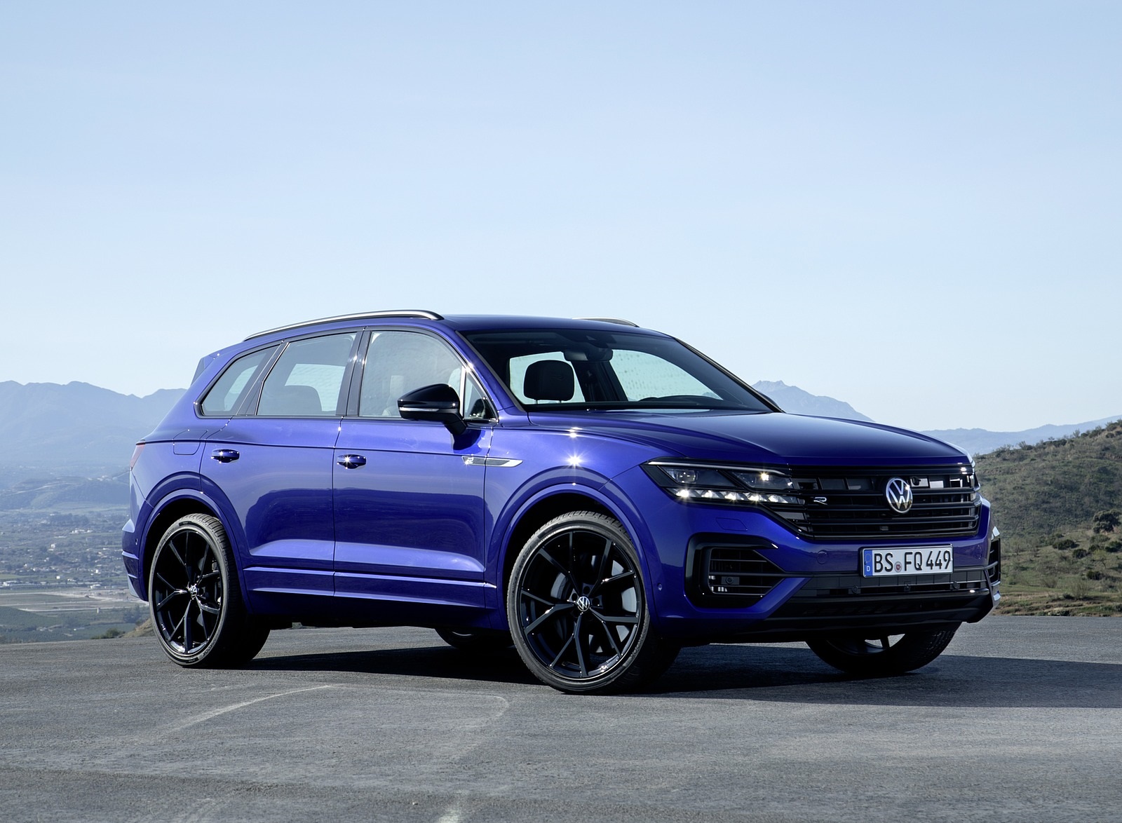 2021 Volkswagen Touareg R Plug-In Hybrid Front Three-Quarter Wallpapers #19 of 90