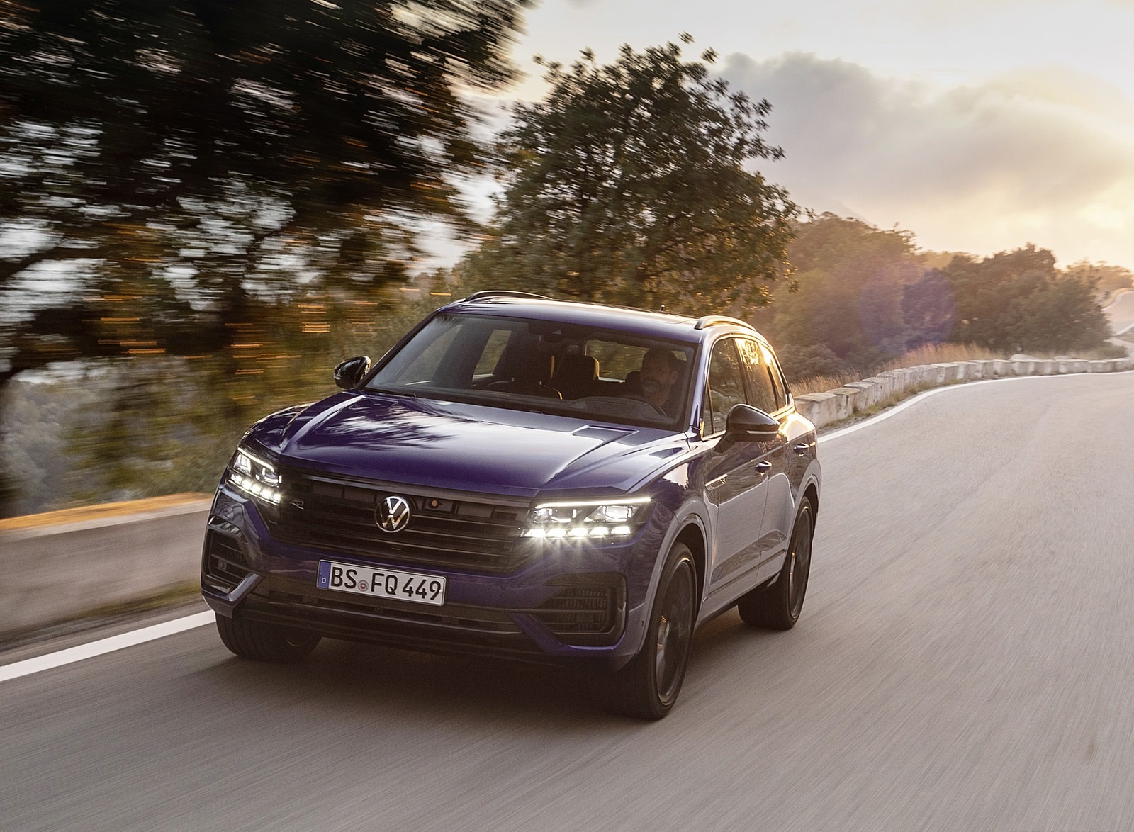 2021 Volkswagen Touareg R Plug-In Hybrid Front Three-Quarter Wallpapers #12 of 90