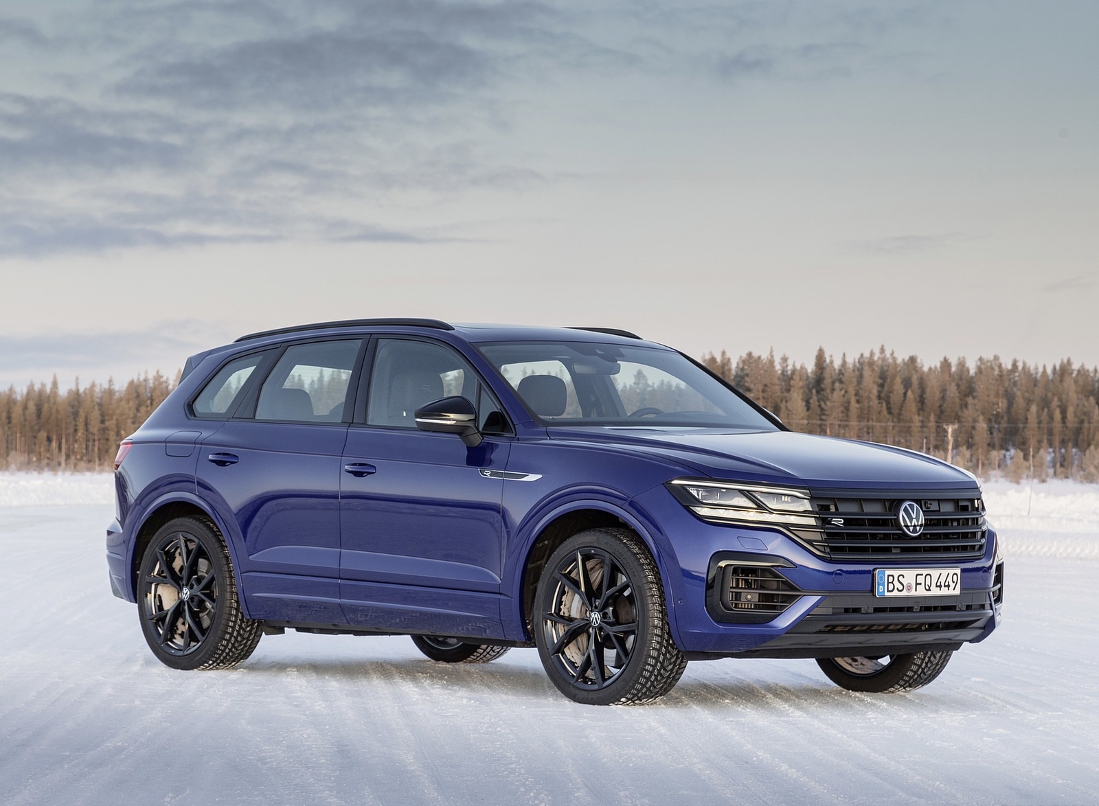 2021 Volkswagen Touareg R Plug-In Hybrid In Snow Front Three-Quarter Wallpapers #75 of 90