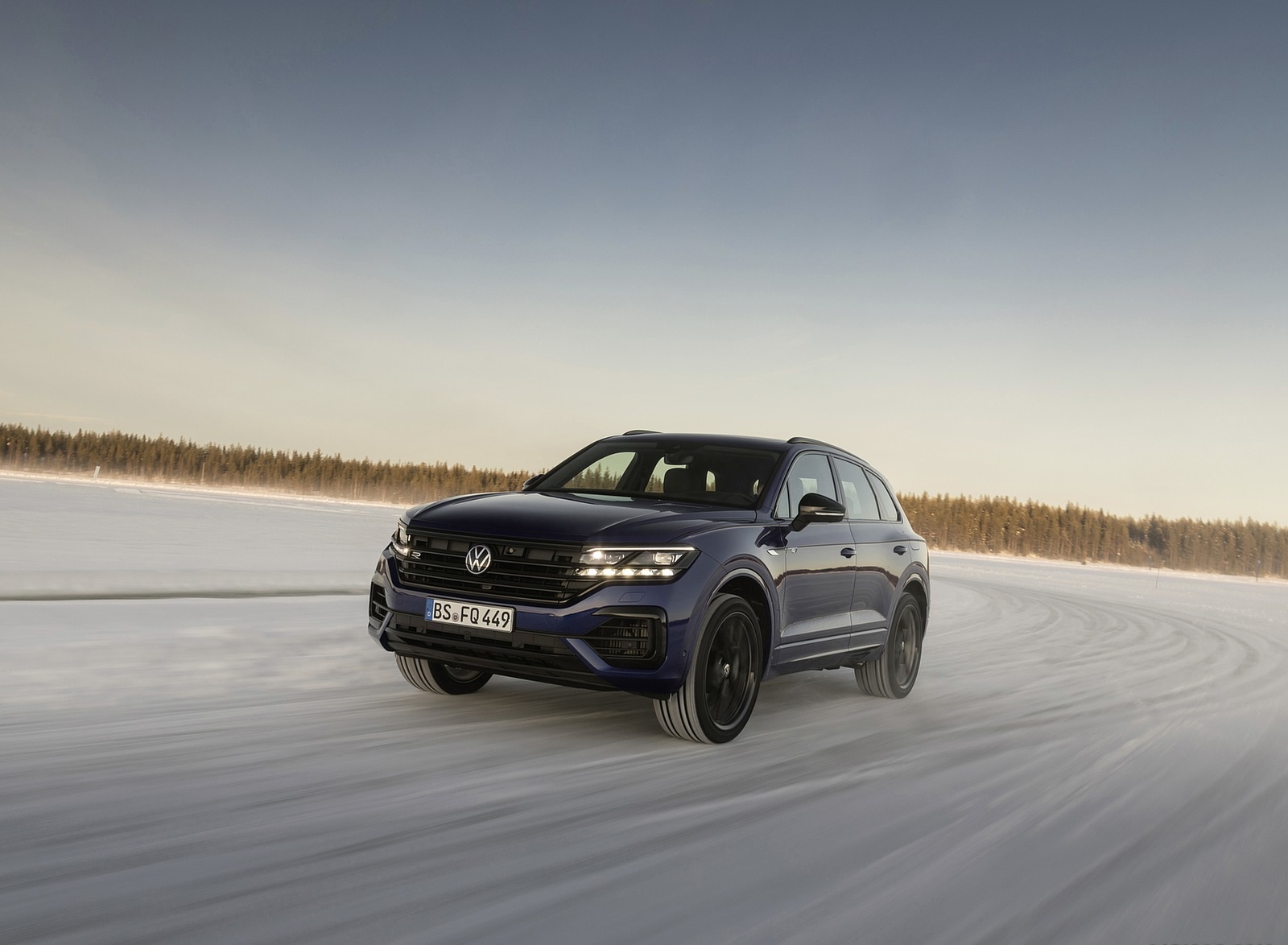 2021 Volkswagen Touareg R Plug-In Hybrid In Snow Front Three-Quarter Wallpapers #57 of 90
