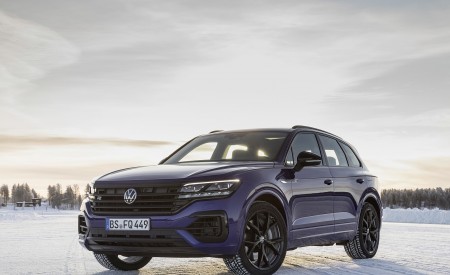 2021 Volkswagen Touareg R Plug-In Hybrid In Snow Front Three-Quarter Wallpapers 450x275 (76)