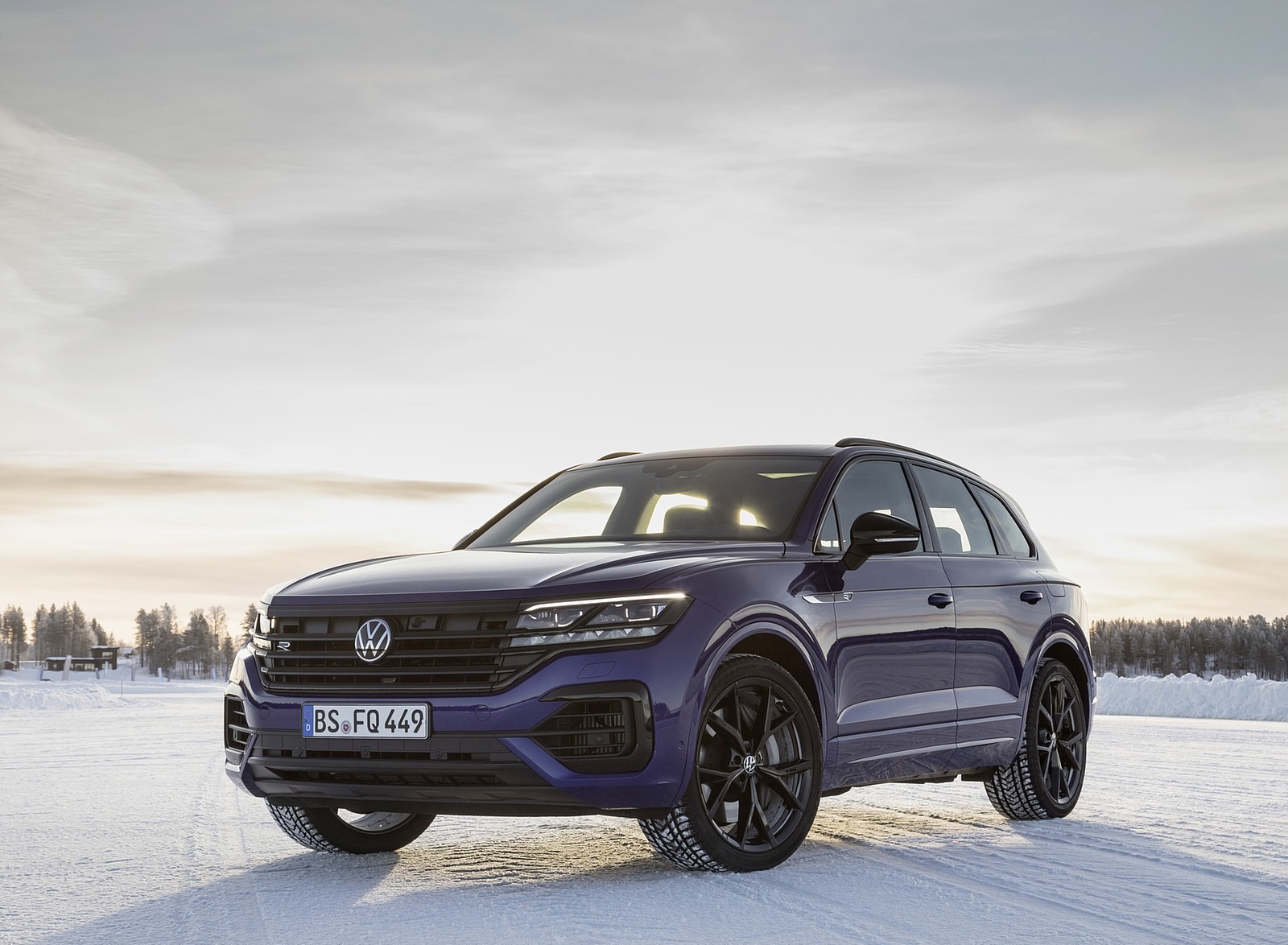 2021 Volkswagen Touareg R Plug-In Hybrid In Snow Front Three-Quarter Wallpapers #76 of 90