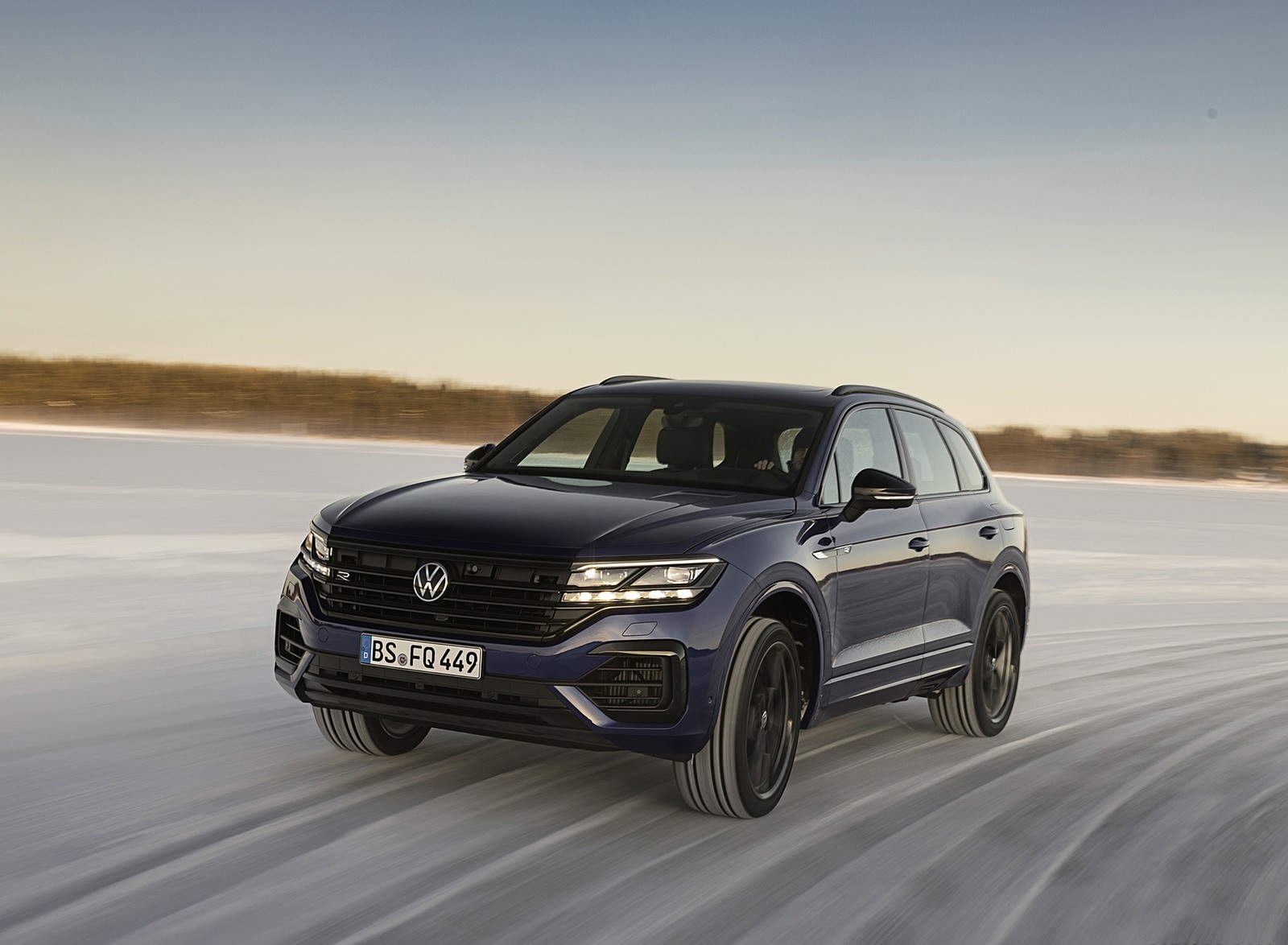 2021 Volkswagen Touareg R Plug-In Hybrid In Snow Front Three-Quarter Wallpapers #58 of 90