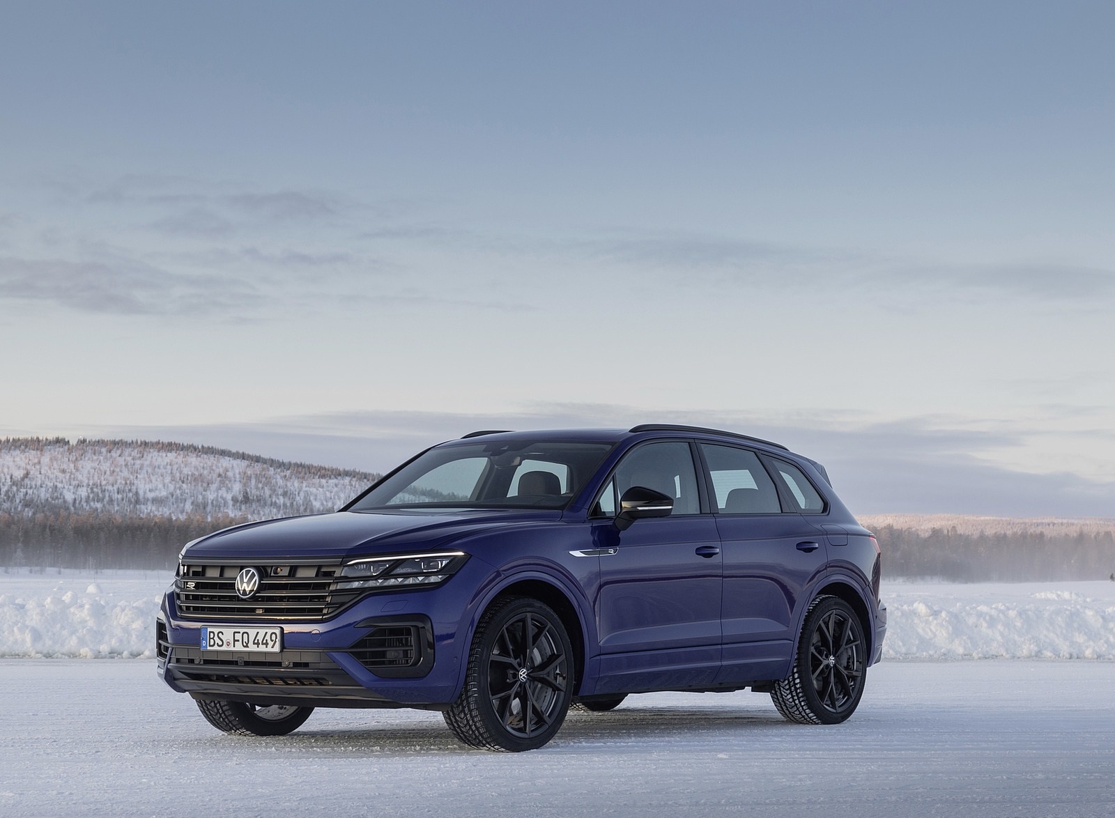 2021 Volkswagen Touareg R Plug-In Hybrid In Snow Front Three-Quarter Wallpapers #77 of 90