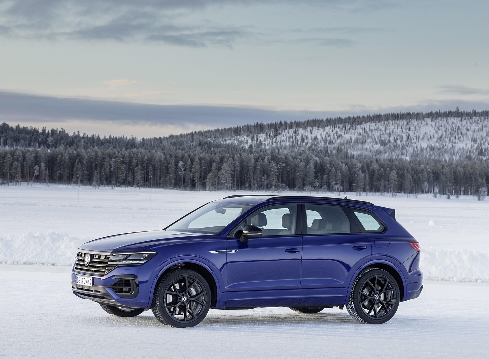 2021 Volkswagen Touareg R Plug-In Hybrid In Snow Front Three-Quarter Wallpapers #78 of 90