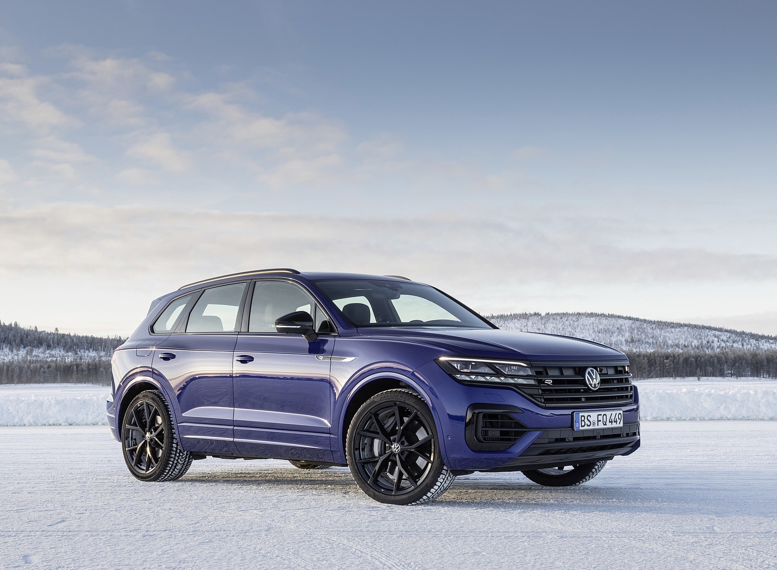 2021 Volkswagen Touareg R Plug-In Hybrid In Snow Front Three-Quarter Wallpapers #79 of 90