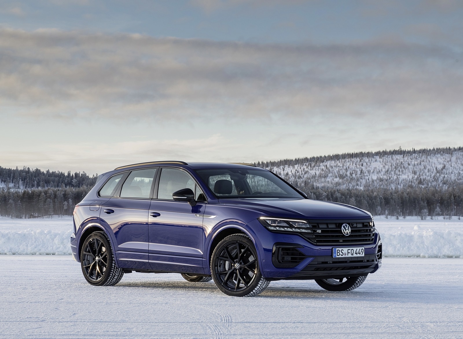 2021 Volkswagen Touareg R Plug-In Hybrid In Snow Front Three-Quarter Wallpapers #80 of 90