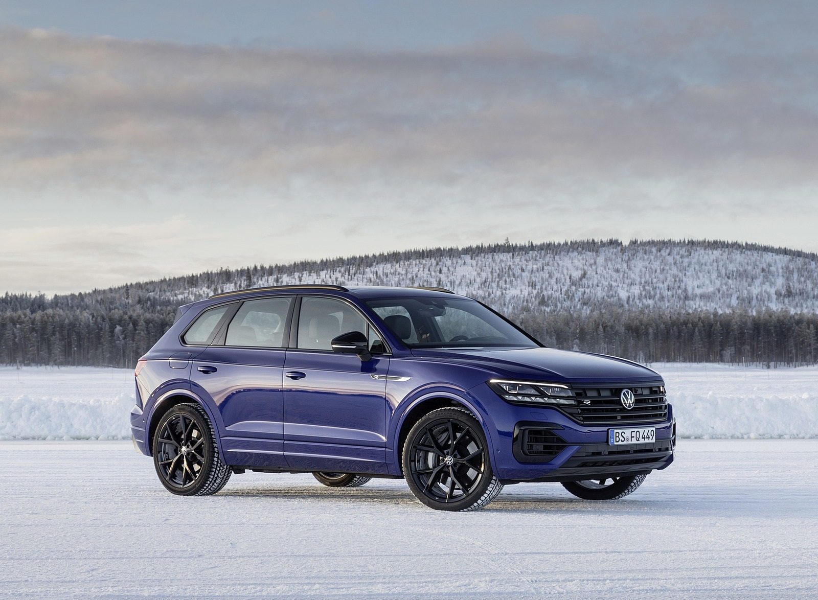 2021 Volkswagen Touareg R Plug-In Hybrid In Snow Front Three-Quarter Wallpapers #81 of 90