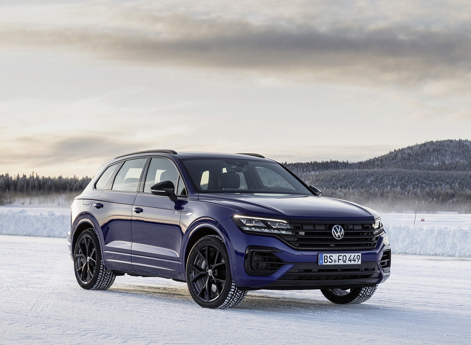 2021 Volkswagen Touareg R Plug-In Hybrid In Snow Front Three-Quarter Wallpapers #82 of 90