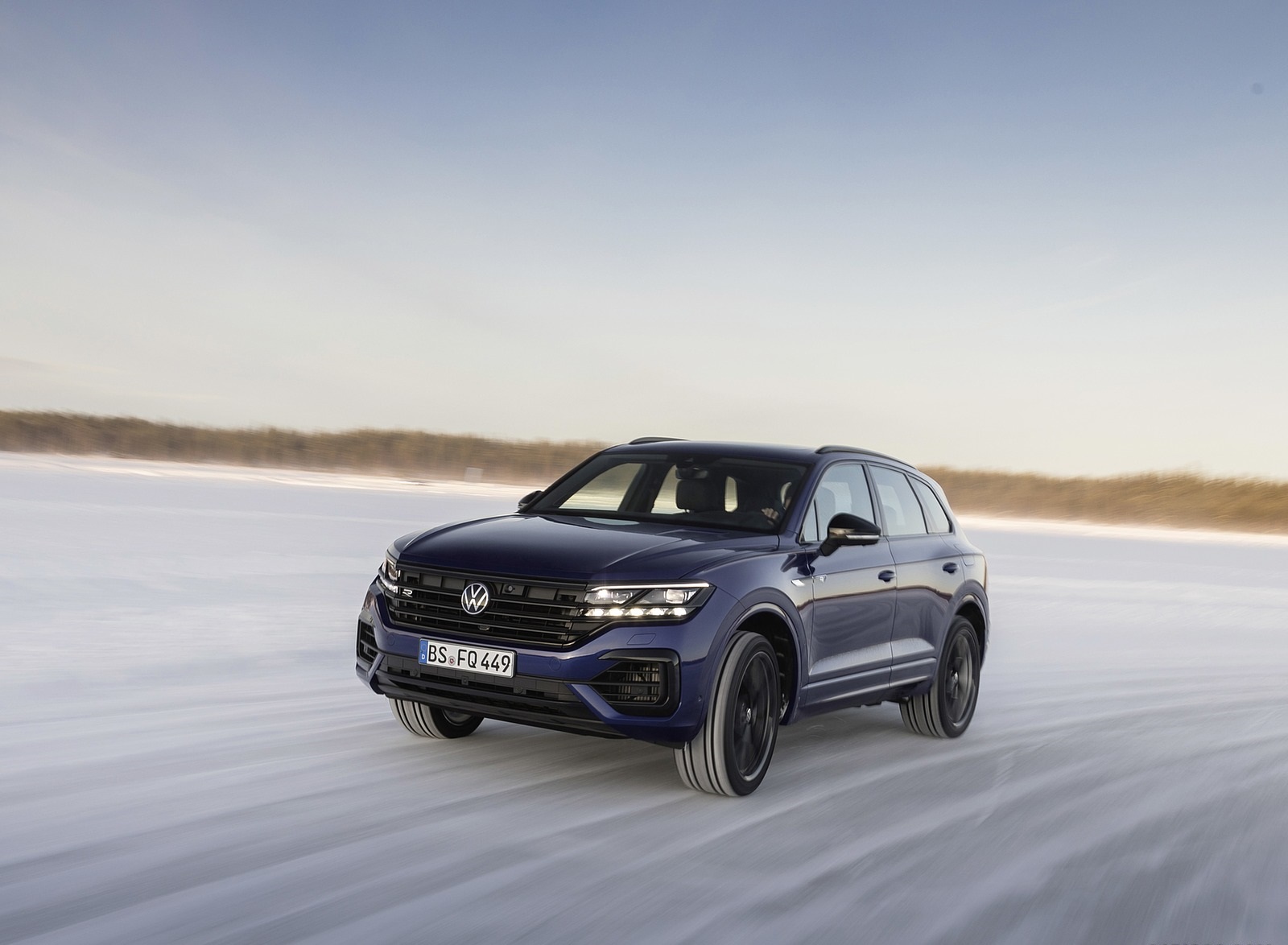 2021 Volkswagen Touareg R Plug-In Hybrid In Snow Front Three-Quarter Wallpapers #59 of 90