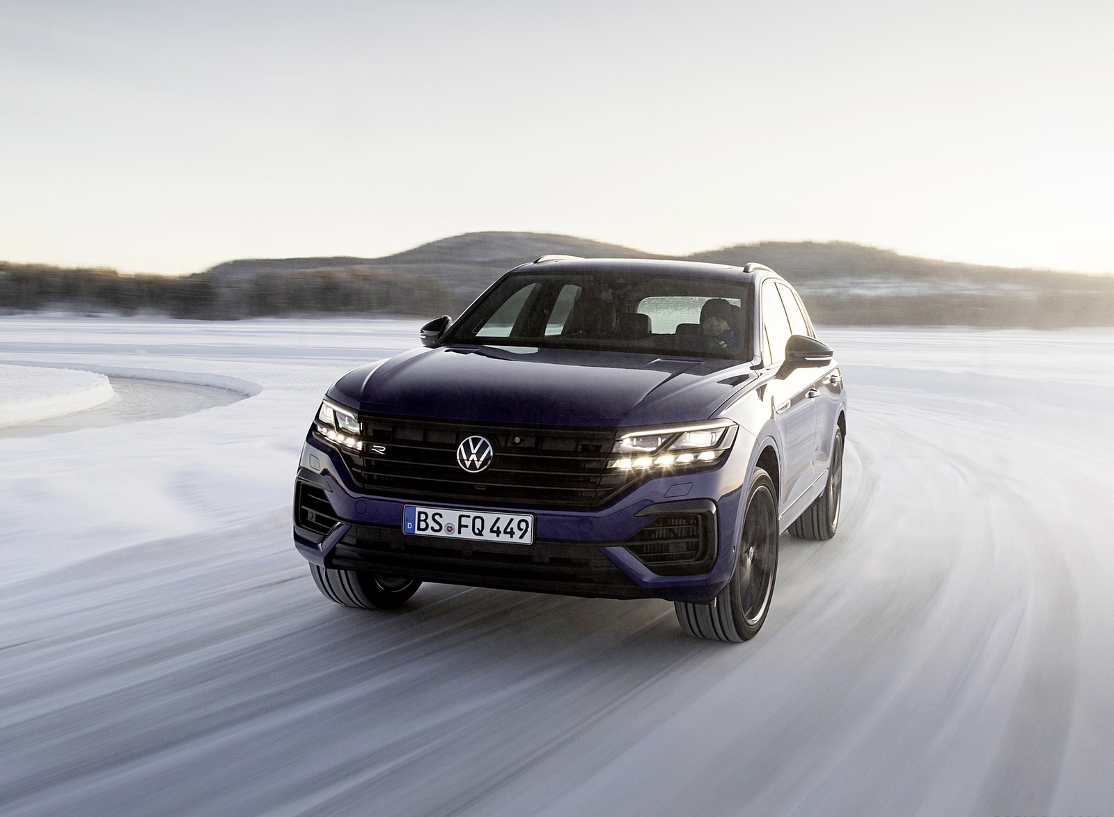 2021 Volkswagen Touareg R Plug-In Hybrid In Snow Front Wallpapers #60 of 90