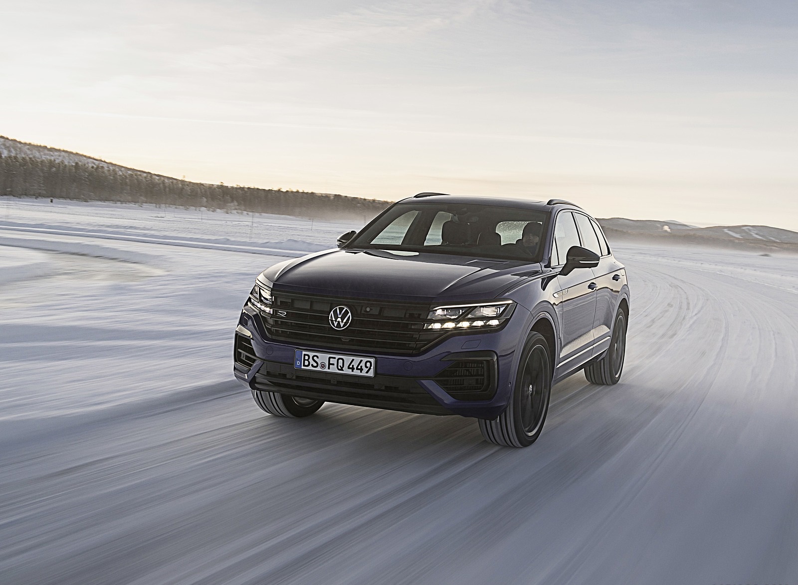 2021 Volkswagen Touareg R Plug-In Hybrid In Snow Front Wallpapers #61 of 90