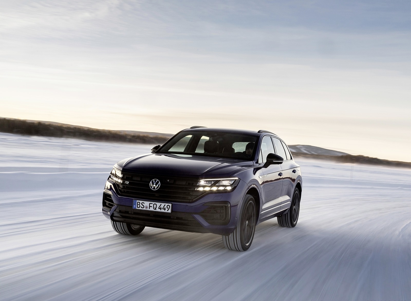 2021 Volkswagen Touareg R Plug-In Hybrid In Snow Front Wallpapers #62 of 90