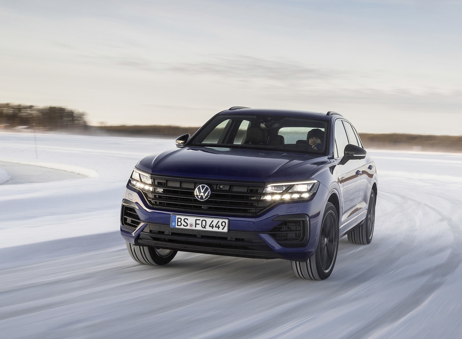 2021 Volkswagen Touareg R Plug-In Hybrid In Snow Front Wallpapers #63 of 90