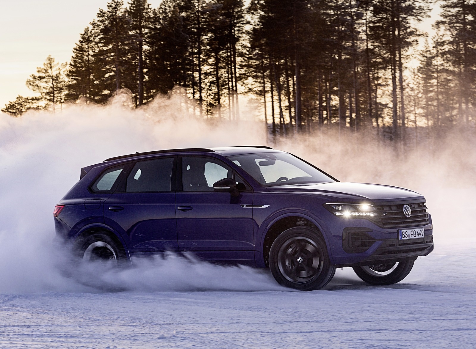 2021 Volkswagen Touareg R Plug-In Hybrid In Snow Off-Road Wallpapers #64 of 90
