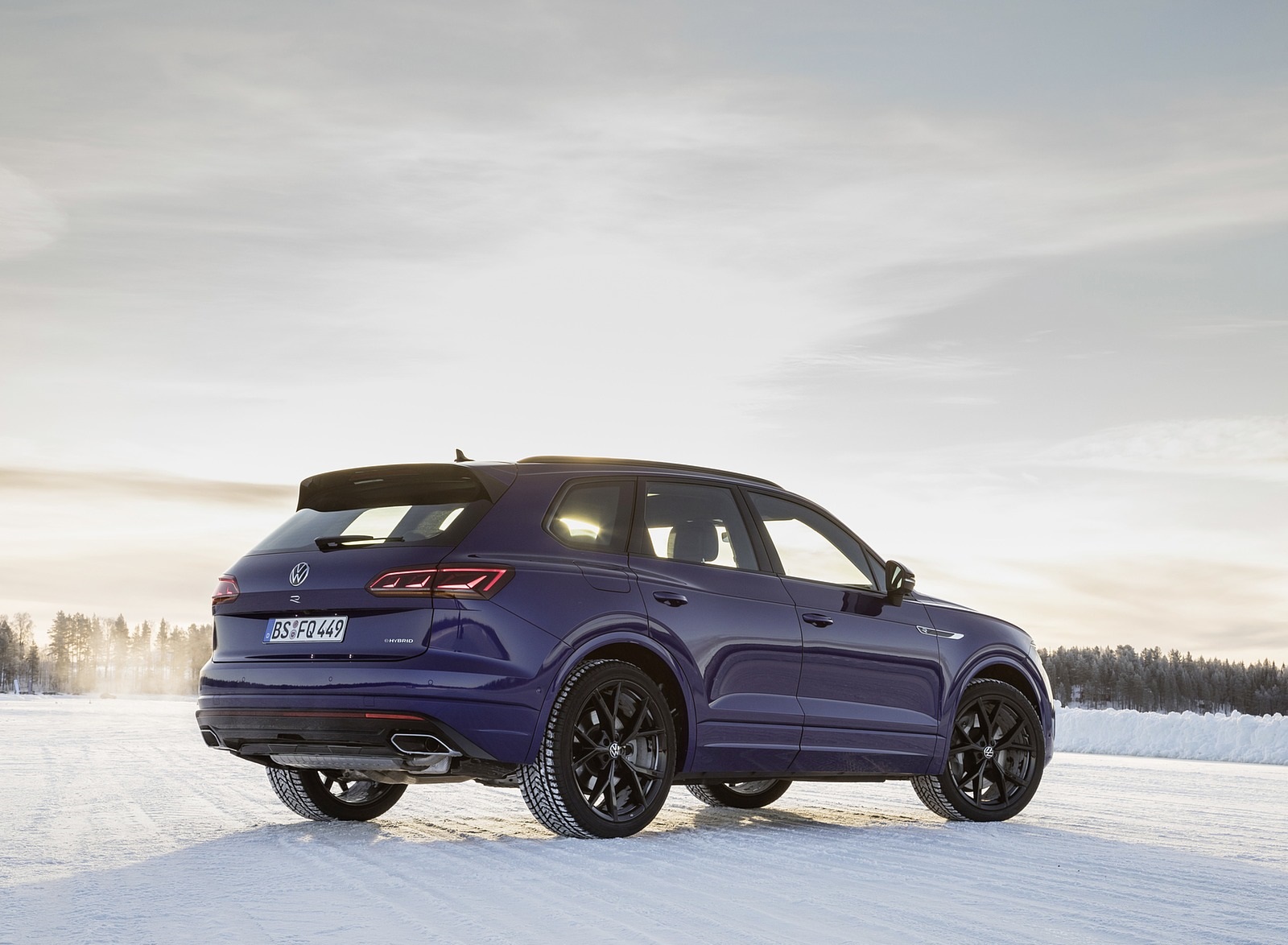 2021 Volkswagen Touareg R Plug-In Hybrid In Snow Rear Three-Quarter Wallpapers #83 of 90