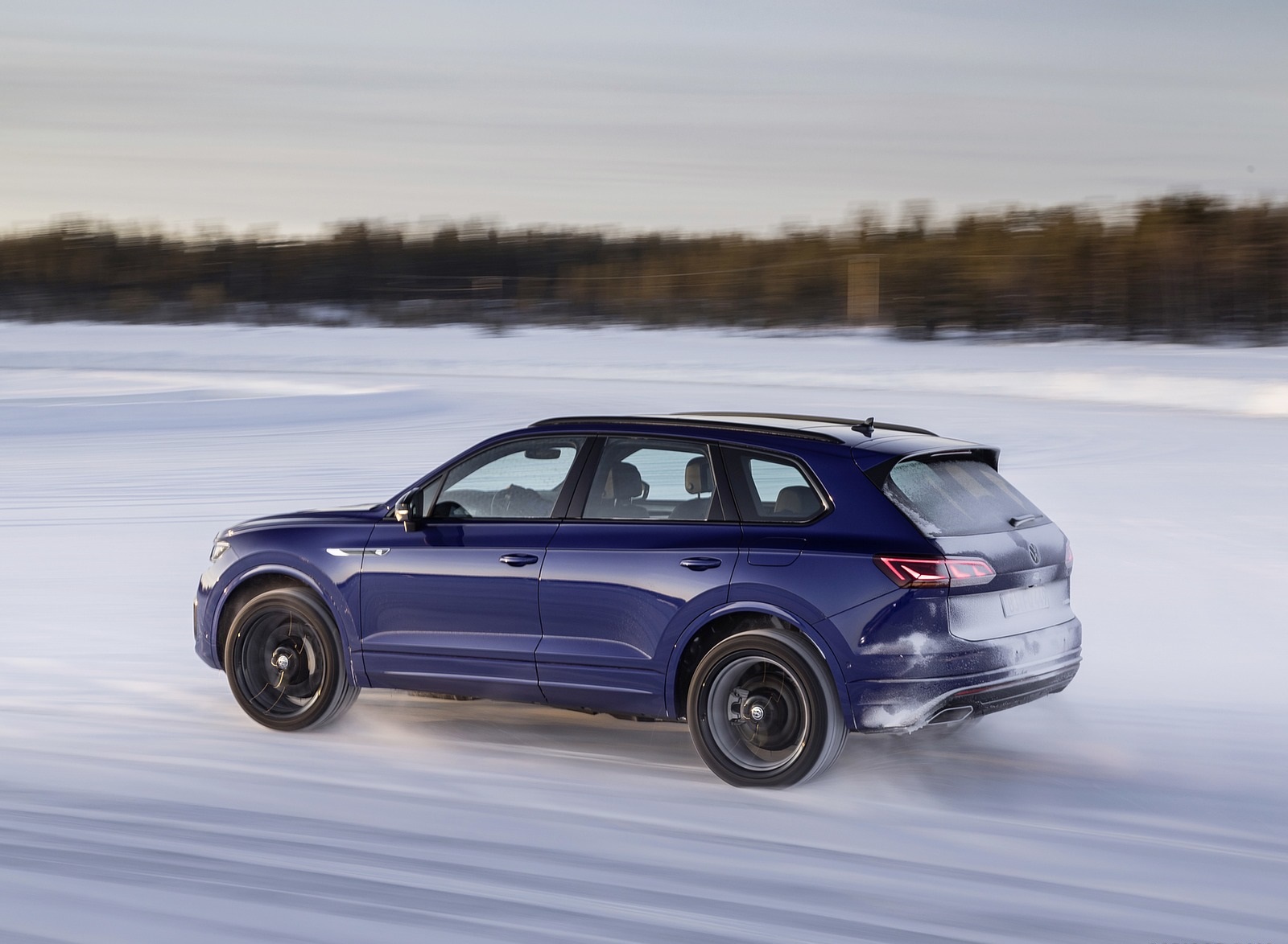 2021 Volkswagen Touareg R Plug-In Hybrid In Snow Rear Three-Quarter Wallpapers #67 of 90