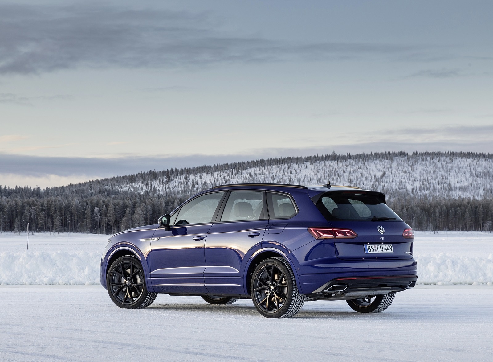 2021 Volkswagen Touareg R Plug-In Hybrid In Snow Rear Three-Quarter Wallpapers #84 of 90