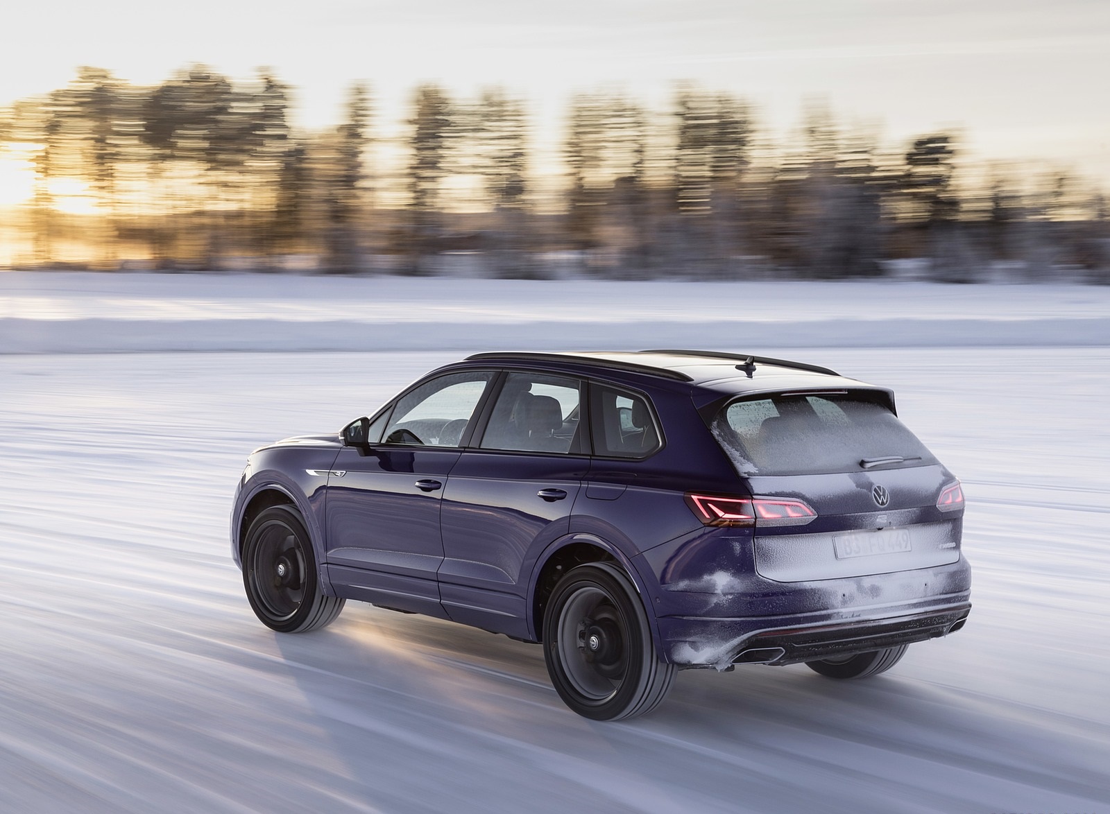 2021 Volkswagen Touareg R Plug-In Hybrid In Snow Rear Three-Quarter Wallpapers #68 of 90