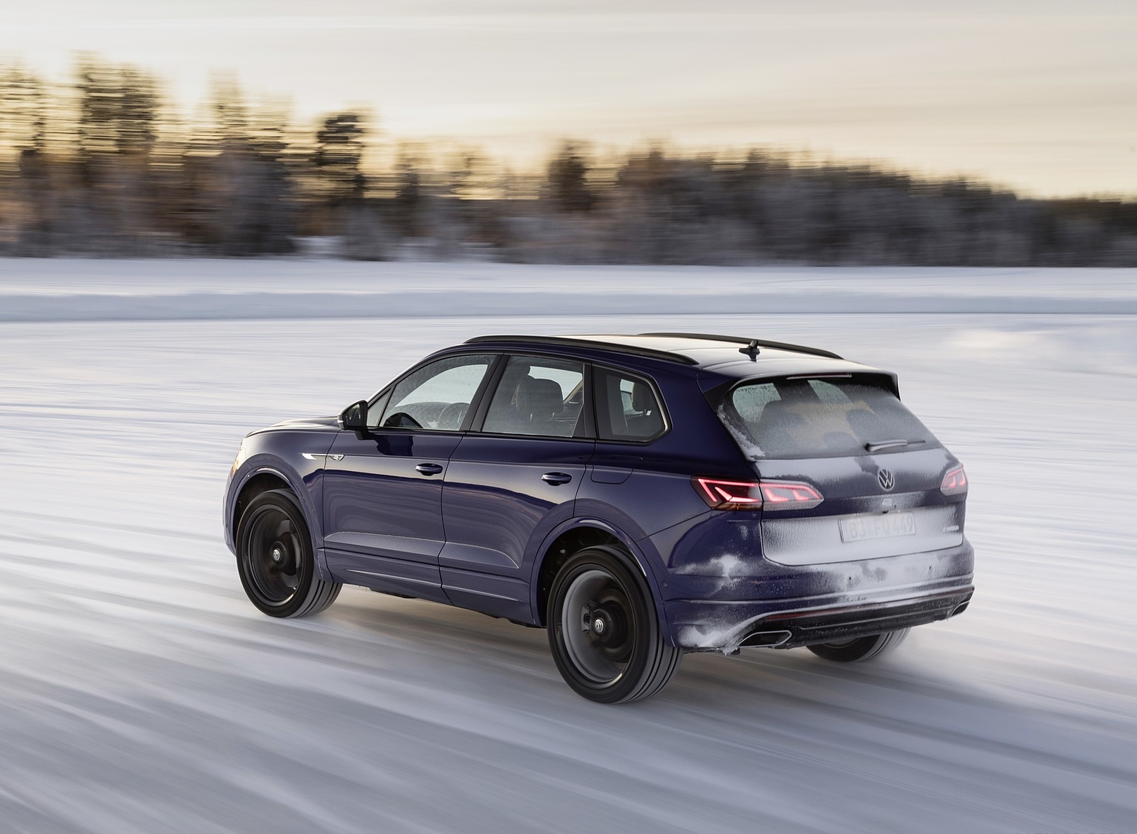 2021 Volkswagen Touareg R Plug-In Hybrid In Snow Rear Three-Quarter Wallpapers #69 of 90