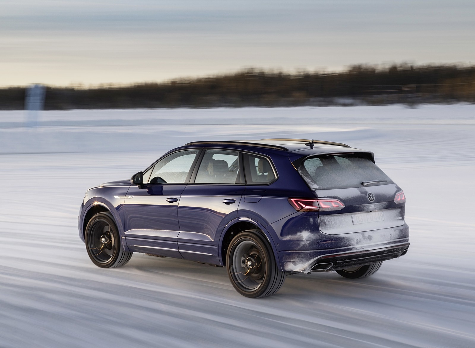2021 Volkswagen Touareg R Plug-In Hybrid In Snow Rear Three-Quarter Wallpapers #70 of 90