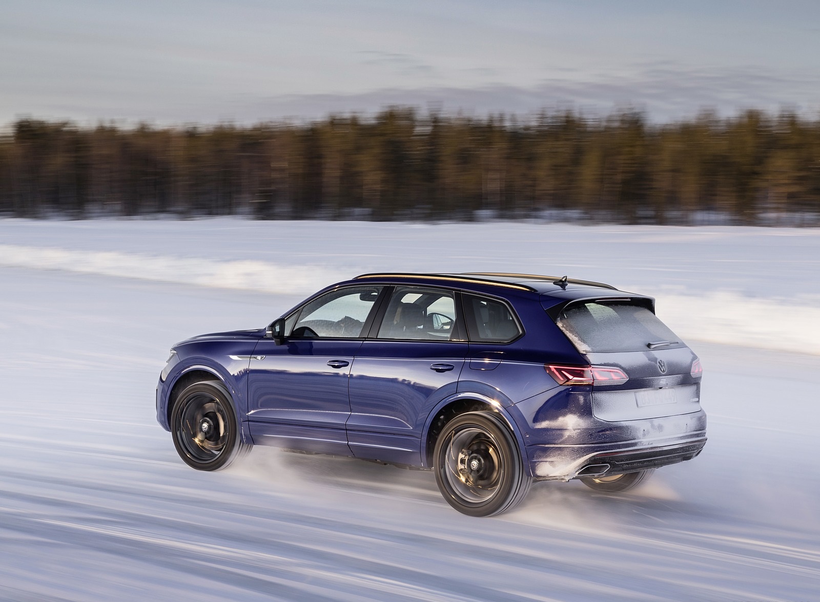 2021 Volkswagen Touareg R Plug-In Hybrid In Snow Rear Three-Quarter Wallpapers #71 of 90