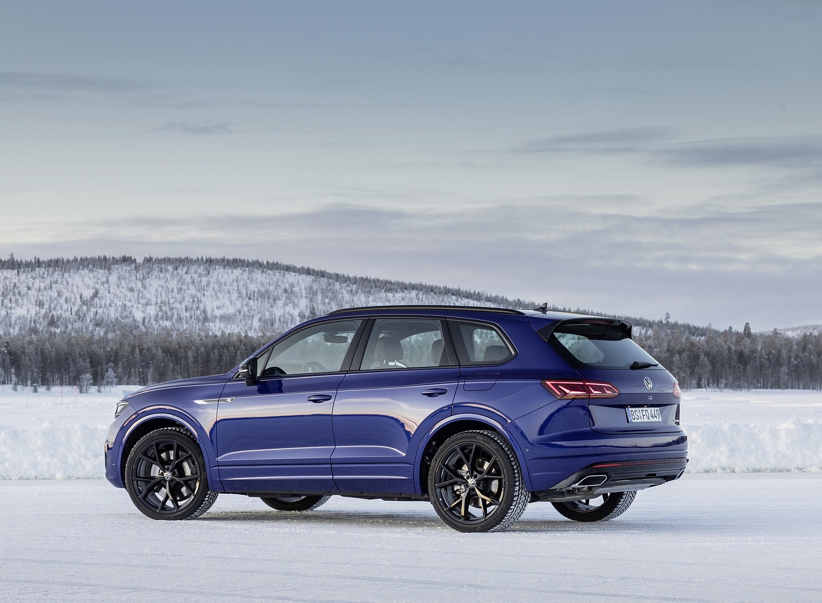 2021 Volkswagen Touareg R Plug-In Hybrid In Snow Rear Three-Quarter Wallpapers #85 of 90