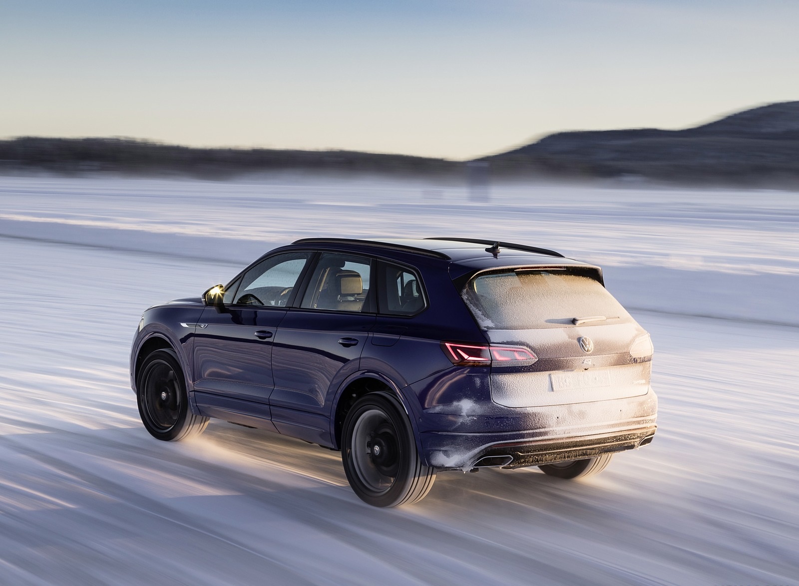 2021 Volkswagen Touareg R Plug-In Hybrid In Snow Rear Wallpapers #73 of 90