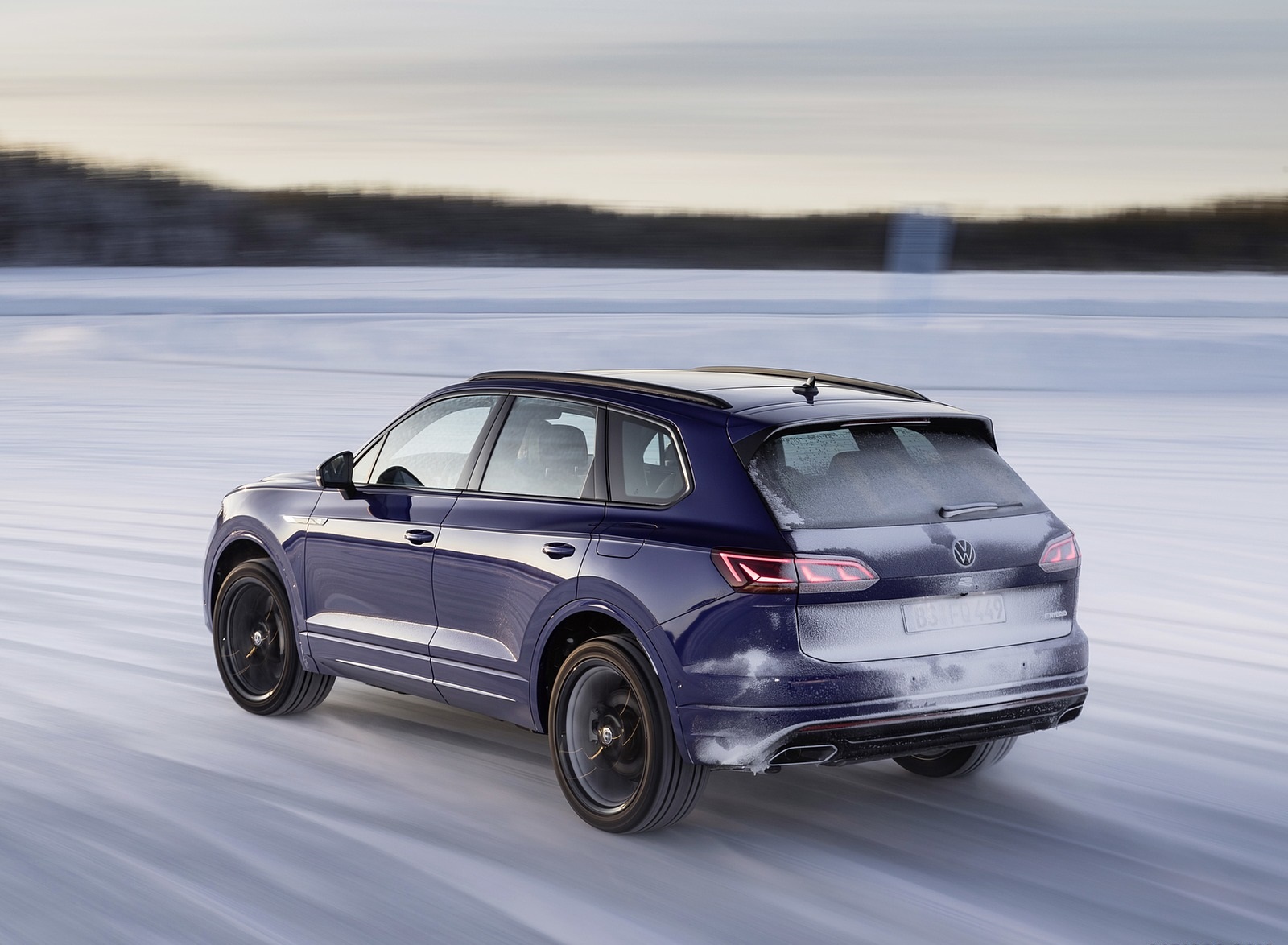 2021 Volkswagen Touareg R Plug-In Hybrid In Snow Rear Wallpapers #74 of 90