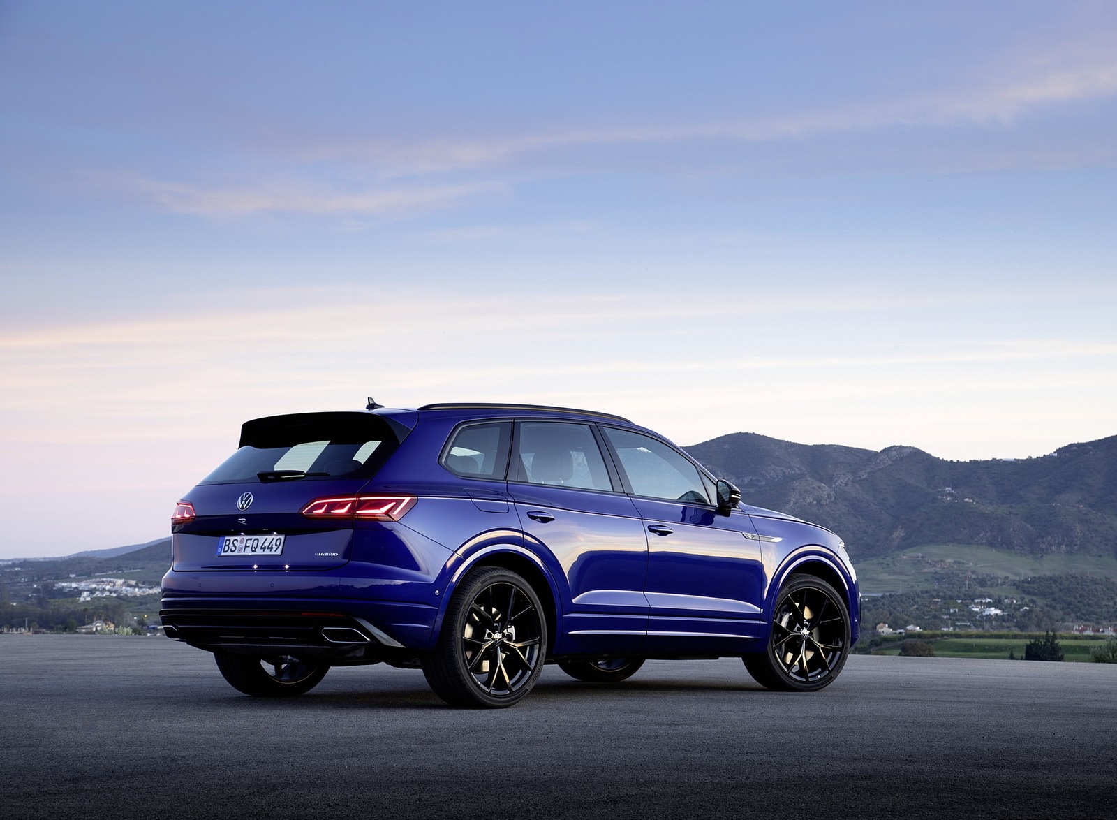 2021 Volkswagen Touareg R Plug-In Hybrid Rear Three-Quarter Wallpapers #28 of 90