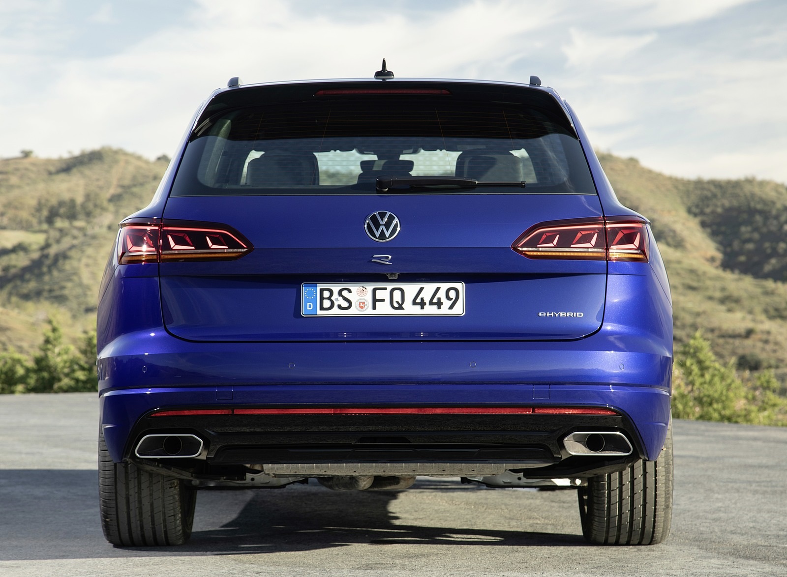 2021 Volkswagen Touareg R Plug-In Hybrid Rear Wallpapers #22 of 90