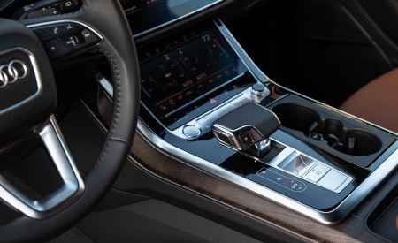 2020 Audi Q7 (US-Spec) Central Console Wallpapers 450x275 (28)