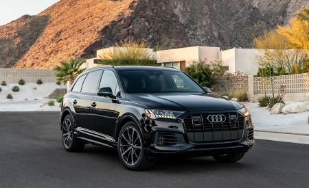 2020 Audi Q7 (US-Spec) Front Three-Quarter Wallpapers 450x275 (41)