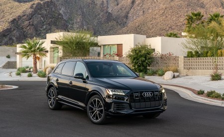 2020 Audi Q7 (US-Spec) Front Three-Quarter Wallpapers 450x275 (42)